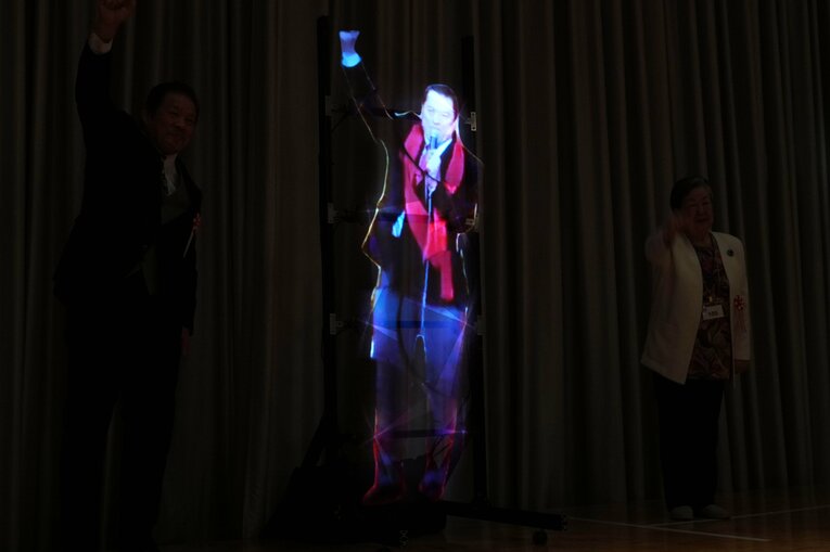 AI猪木の声で「ダァー！」を発するホログラムのアントニオ猪木　©Essei Hara