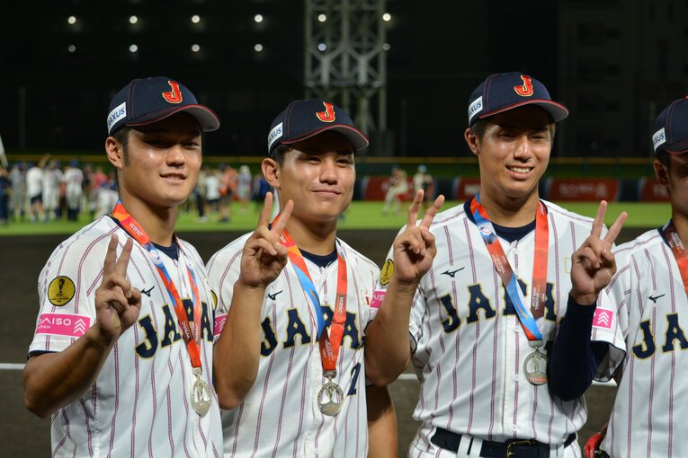 準優勝でも日本の選手たちには笑顔があった　©Takarin Matsunaga