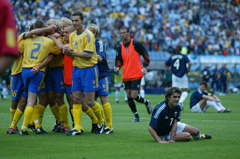 喜ぶイブラヒモビッチ（左）と崩れ落ちるクラウディオ・ロペス ／ photograph by JMPA