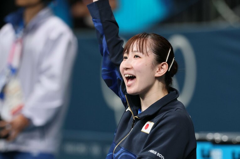 女子卓球団体準決勝、声援を送る早田　©Kaoru Watanabe/JMPA