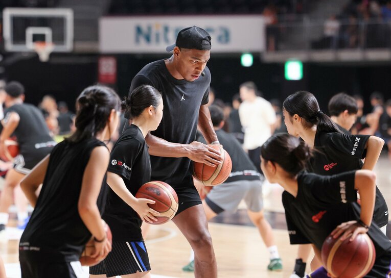 昨夏に日本で実施したキャンプの様子　©︎JIJI PRESS