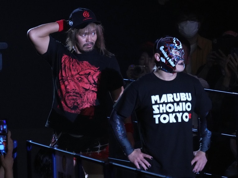 リングを降りた内藤哲也とBUSHI　©Essei Hara