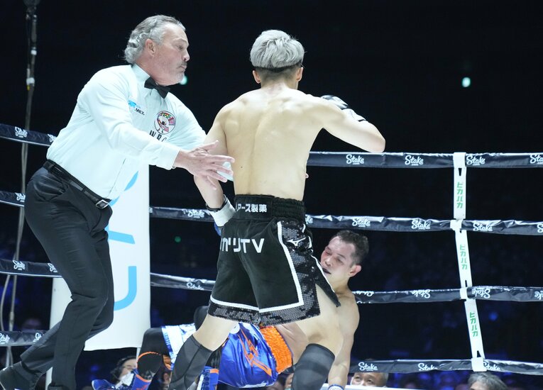 2ラウンド、井上の猛攻を受けてドネアがふたたびダウン。レフェリーが試合をストップした　©Naoki Fukuda