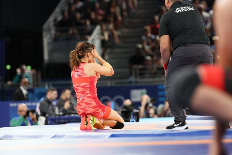 まさかの結末に呆然とする須崎優衣。右ヒジ周辺にはテーピングが施されている　©Kaoru Watanabe/JMPA