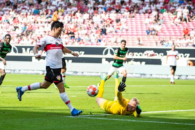 ゴールラッシュの口火を切ったのは、遠藤の鮮やかなループシュートだった　©Getty Images