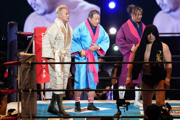 揃ってガウン姿で入場したオカダ・カズチカ、藤波辰爾、棚橋弘至