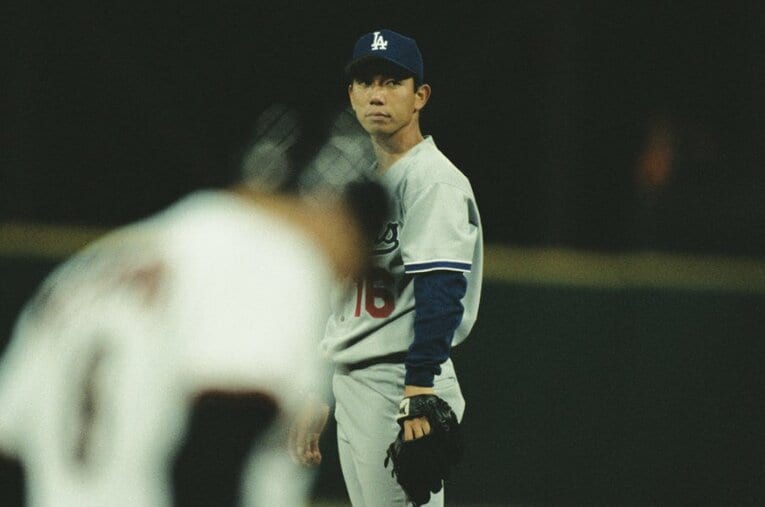 新人王を獲得したメジャー1年目。じつは終盤、爪とマメ、そして不調に悩まされていた野茂。本拠地のファンからブーイングをされた試合後… ／ photograph by Koji Asakura