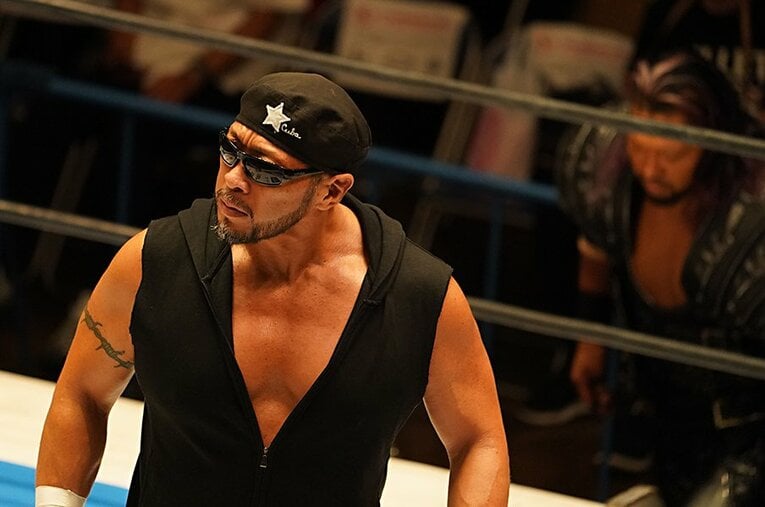 チェ・ゲバラをリスペクトするディック東郷らしいベレー帽姿。異国の地を渡り歩いてきた男は日本で革命を起こせるか？ ／ photograph by Essei Hara