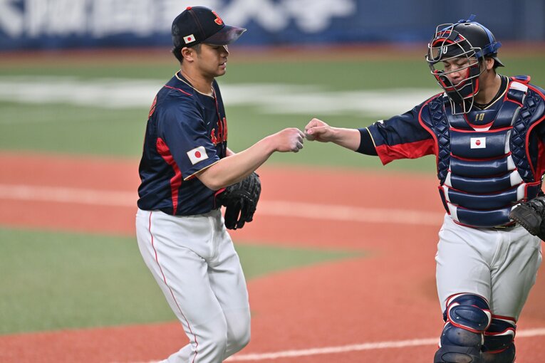 WBC前には予備登録メンバーとしてオリックスとの練習試合に登板した種市（右は甲斐）　©︎Naoya Sanuki