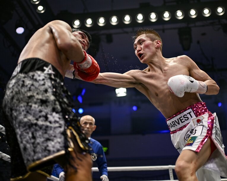 元2団体統一王者マーロン・タパレスを攻める小國以載。苦手なサウスポーを克服してアップセットを成し遂げた　©Hiroaki Finito Yamaguchi