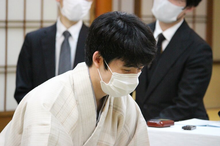 感想戦での藤井竜王　©Number Web