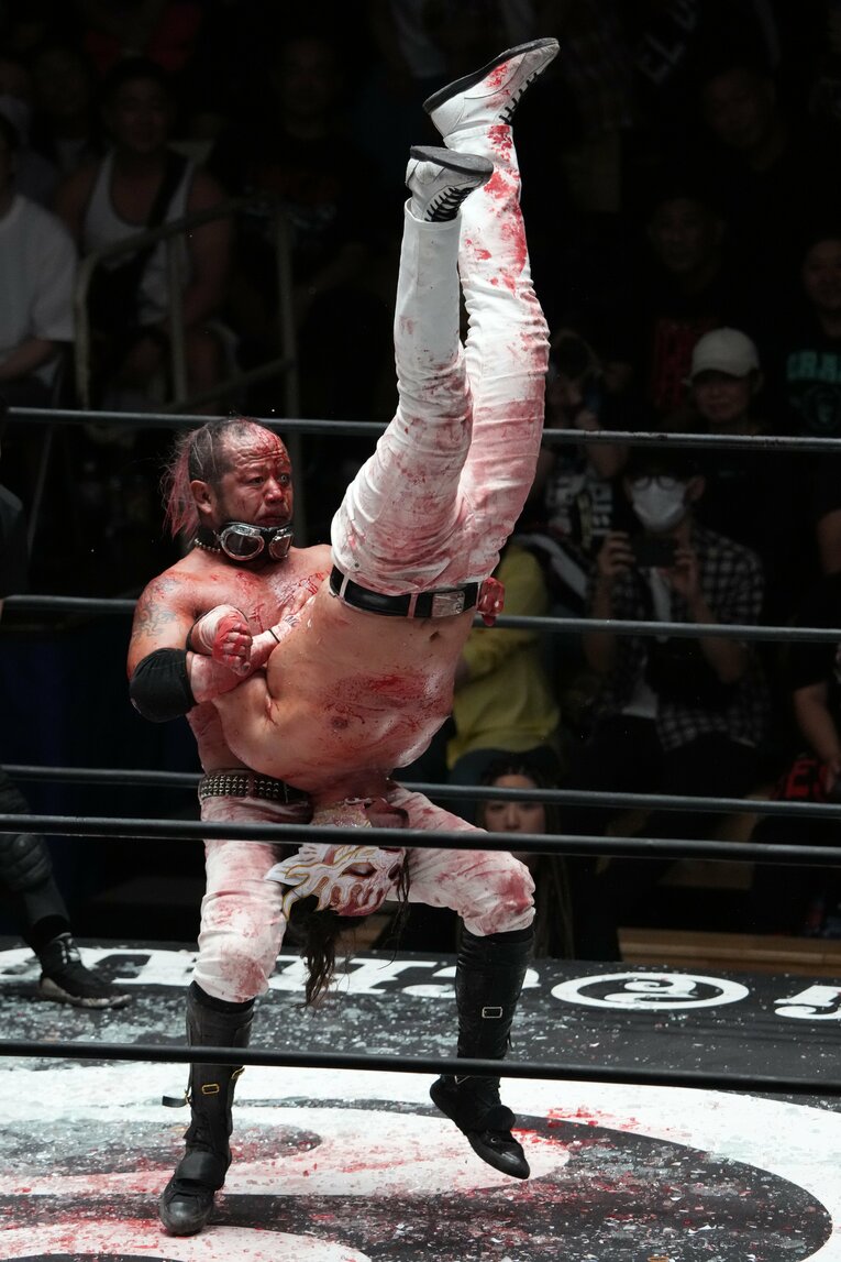 ピンチェ・ロコとリバースタイガードライバーの応酬　©Essei Hara