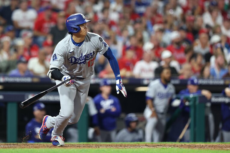 厳しいマークのなかで地区シリーズ初ヒットを放つ大谷。結果的にこのタイムリーが決勝点となった　©Getty Images