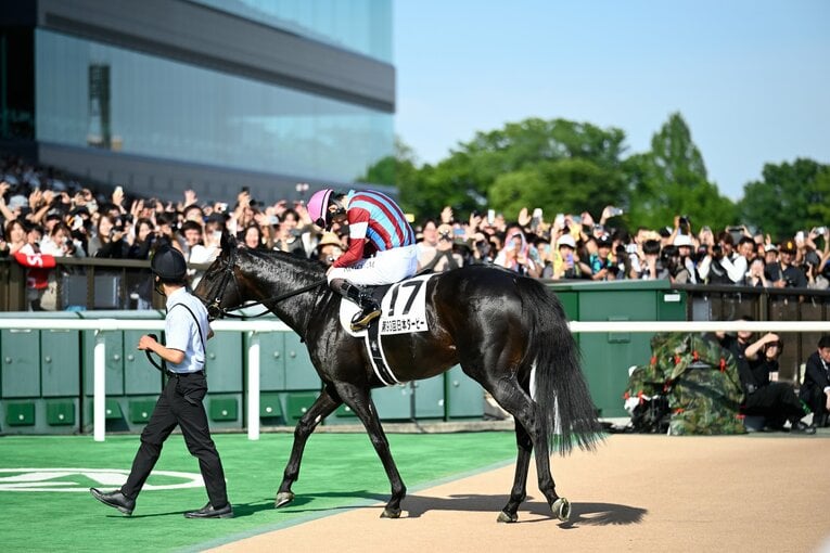 東京競馬場の歓声に応える松山弘平　©Keiji Ishikawa