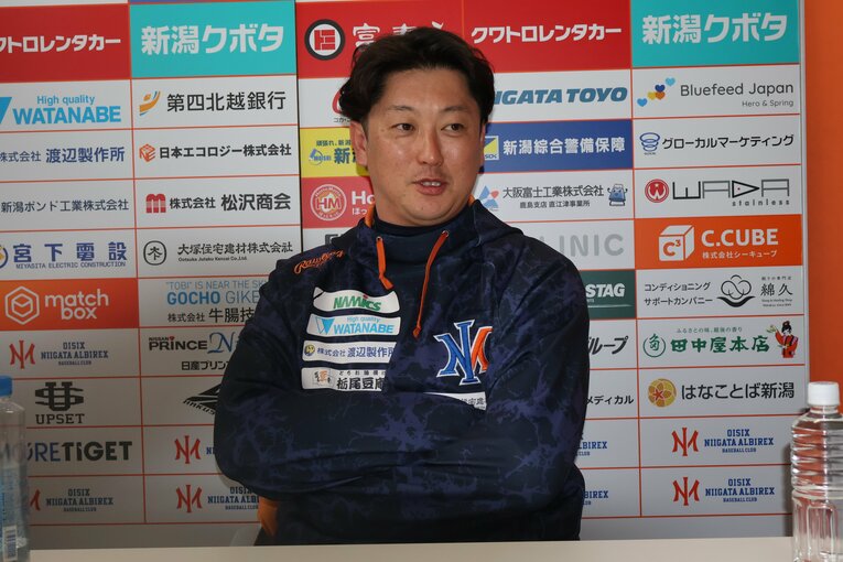2022年にはアクシデントもあり急遽、新潟の監督代行も務めた　©Fumi Sawai