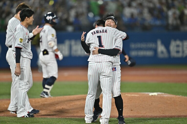 キャプテンの山田哲人とベテラン青木宣親が抱擁　©Hideki Sugiyama