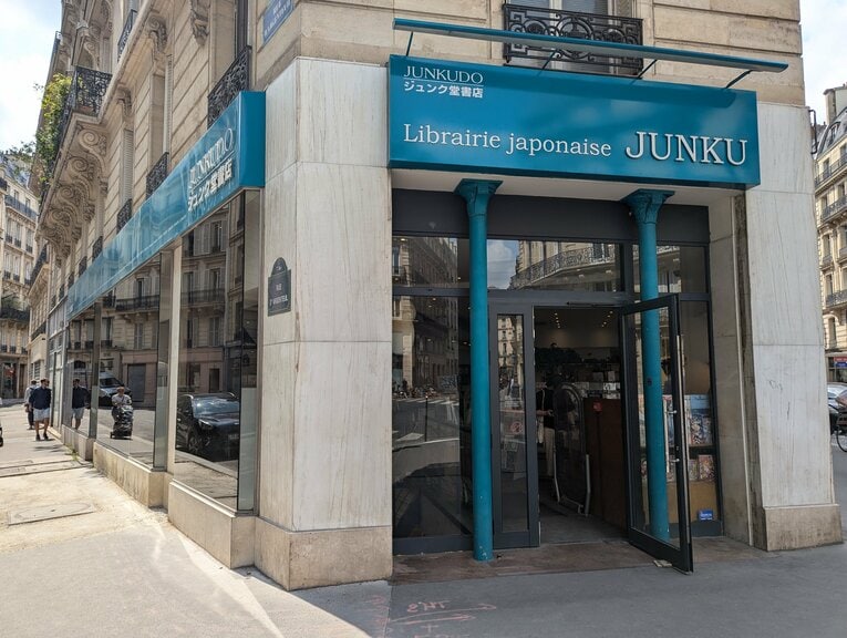 パリ市内のジュンク堂書店　©Yu Saito