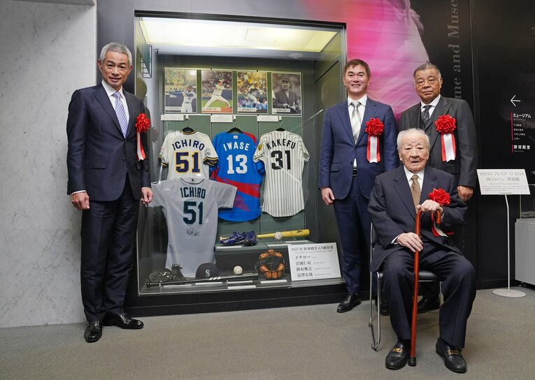 野球殿堂入りし、記念展示の前で写真に納まる（左から）イチローさん、岩瀬仁紀さん、富沢宏哉さん、掛布雅之さん ©︎JIJI PRESS