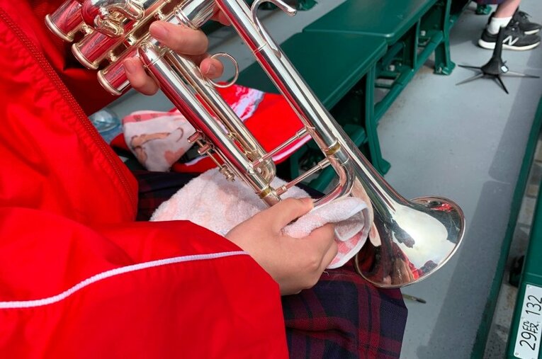 センバツで3年ぶりに解禁されたブラバンの生応援。楽器の結露水は、タオルに吸わせて厳重に管理する ／ photograph by Yukiko Umetsu