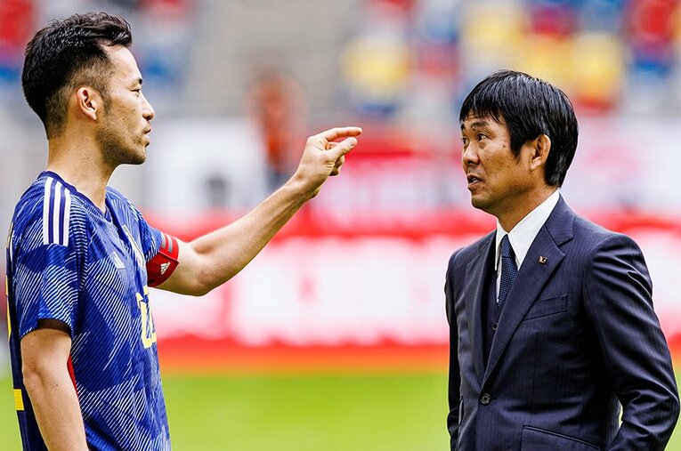 カタールW杯前、9月シリーズのアメリカ戦で意思疎通を図る吉田麻也と森保一監督 ／ photograph by Kiichi Matsumoto