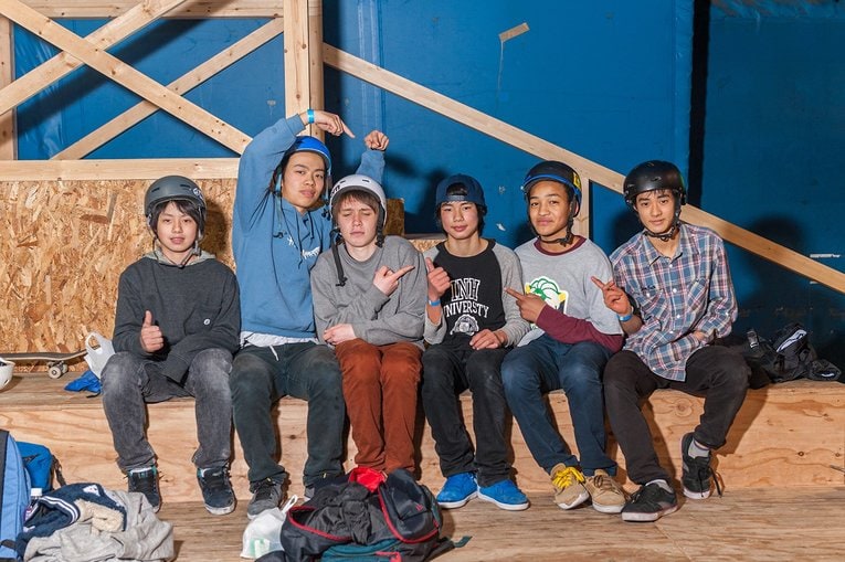 一緒に堀米雄斗と練習を共にした仲間たち。左から2人目、堀米（右から3番目）に指を指しているスケーターが彼の親友、松本崇（2015年撮影）　©Yoshio Yoshida