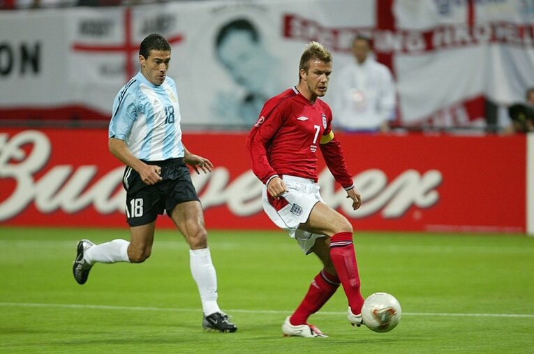 キリ・ゴンサレス（左）とイングランドのデイビッド・ベッカム ／ photograph by JMPA