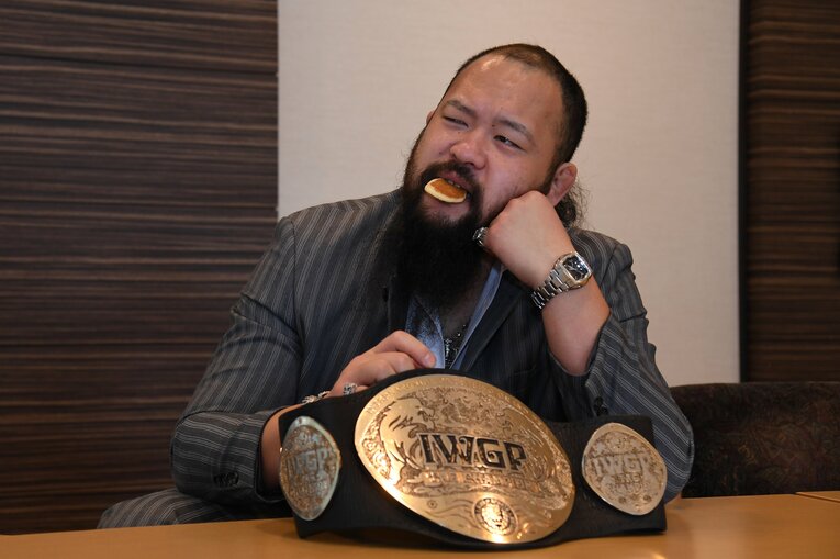 パンケーキを食べながらインタビューに応じる