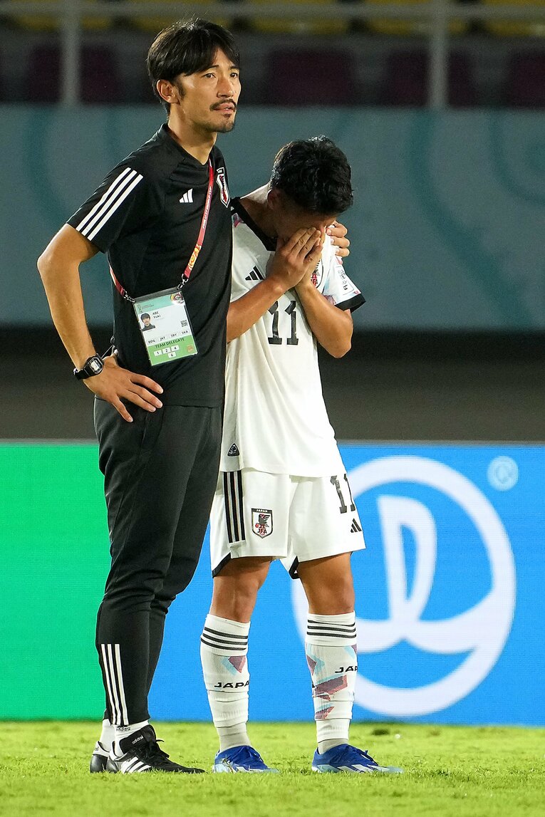 U-17W杯ラウンド16でスペインに敗れ、悔し涙を流す高岡伶颯とロールモデルコーチとして参加した阿部勇樹　©︎Getty Images