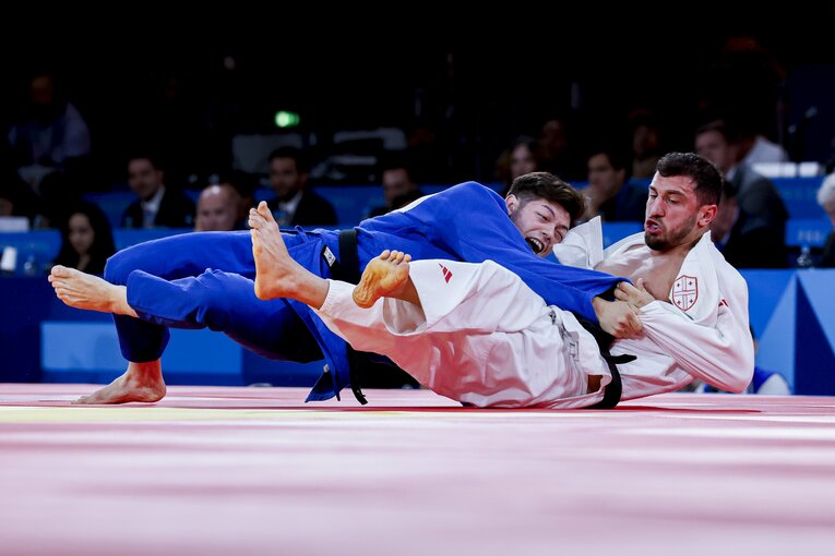 開始1分の場面。村尾が谷落。このときはベカウリが両肘をつき、技ありとなった　©Getty Images