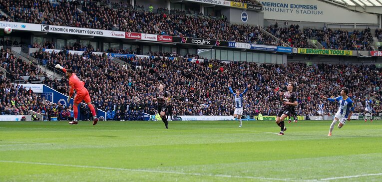 飛び出した相手GKラジャも見送るしかない芸術的ループシュート（2／2枚）。写真中央、MFマーチもバンザイで喜ぶ　©AFLO
