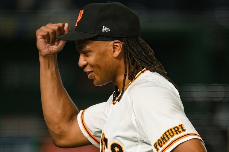 今や巨人打線に欠かせないウォーカー。独立リーグなどアメリカで培った打撃と、亀井コーチとともに向上した守備により日本で花開いた ／ photograph by Nanae Suzuki