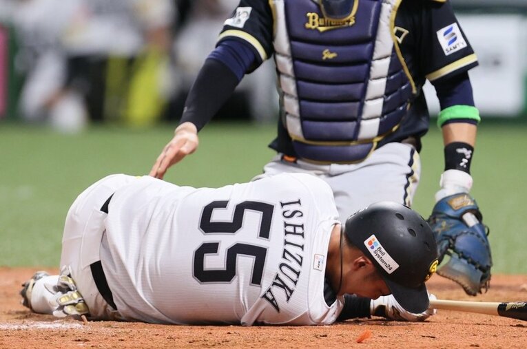 ソフトバンク石塚綜一郎が身の毛もよだつ悲劇に襲われたのは、6月23日のオリックス戦だった ／ photograph by Sankei Shimbun