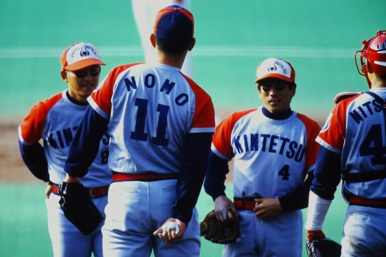 内野陣がマウンドに集まった。左からショート吉田剛、野茂、セカンド大石大二郎、キャッチャー光山　©Koji Asakura