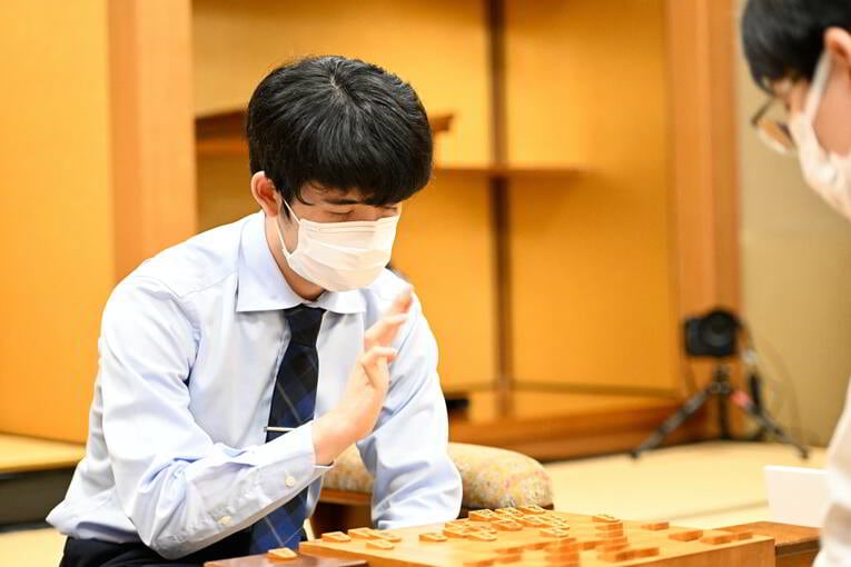 棋士は対局中、“評価値が可視化されない世界線”の中で至高の一手を指そうと粉骨砕身している　©Keiji Ishikawa