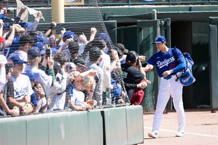 アメリカで球場に入り、ファン対応をする大谷　©Nanae Suzuki