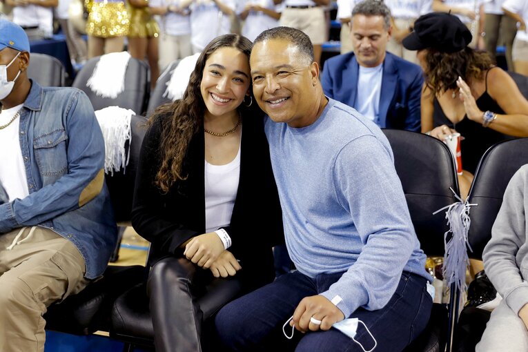 2021年、カレッジバスケを観戦するロバーツ監督と娘　©Getty Images