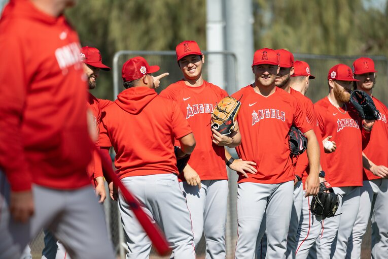 ベネズエラのホセ・スアレス投手と談笑する大谷　©Nanae Suzuki