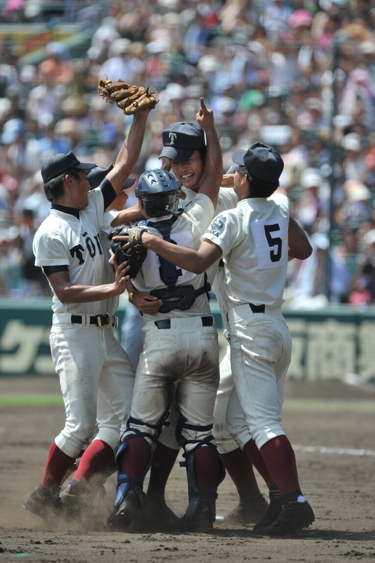3年夏の甲子園決勝で光星学院を破り春夏連覇を果たした藤浪（中央）ら大阪桐蔭ナイン　©︎Hideki Sugiyama