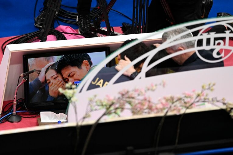 2023年世界選手権フリーの演技後、キスアンドクライにて。得点が優勝スコアを表示し、抱き合う2人　©Asami Enomoto