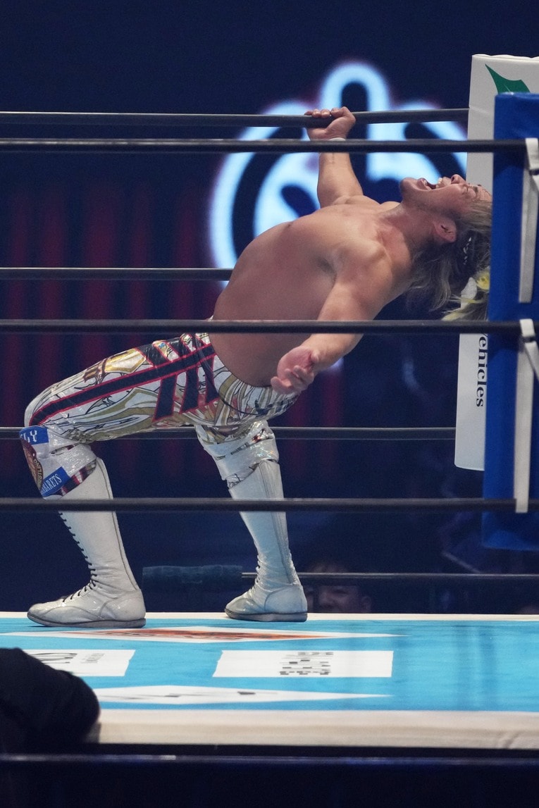 中邑真輔のポーズをとる棚橋弘至　©Masashi Hara