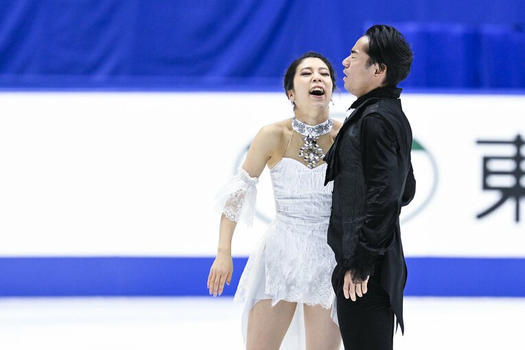 フリーの演技後、なかなか前向きになれない高橋に言葉をかける村元　©Asami Enomoto