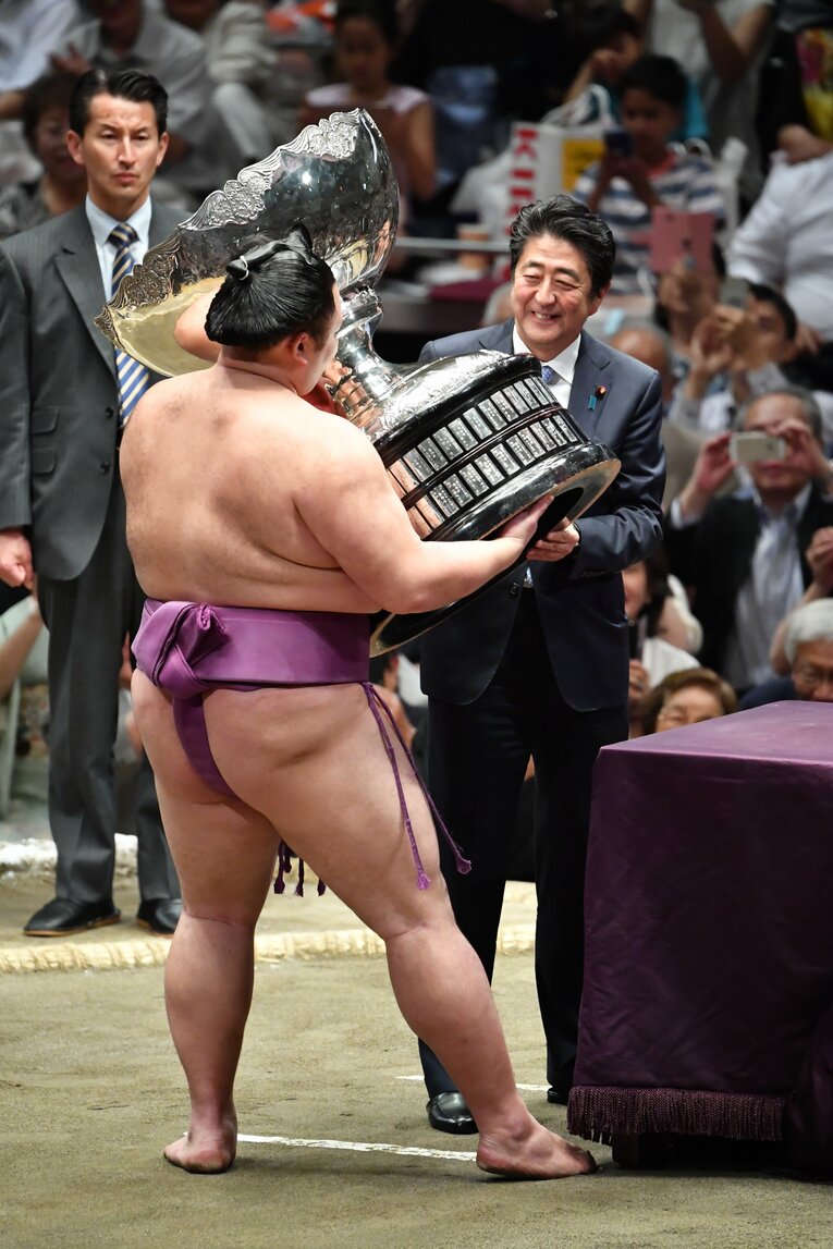 安倍晋三首相（当時）から内閣総理大臣を授与される朝乃山　©JMPA