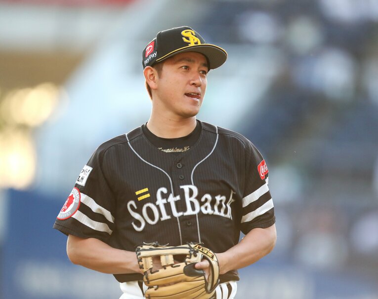 ソフトバンク時代にチームメートだった川島慶三コーチの存在は心強い。川島コーチ自身が、２度のトレード移籍を経験している　©JIJI PRESS