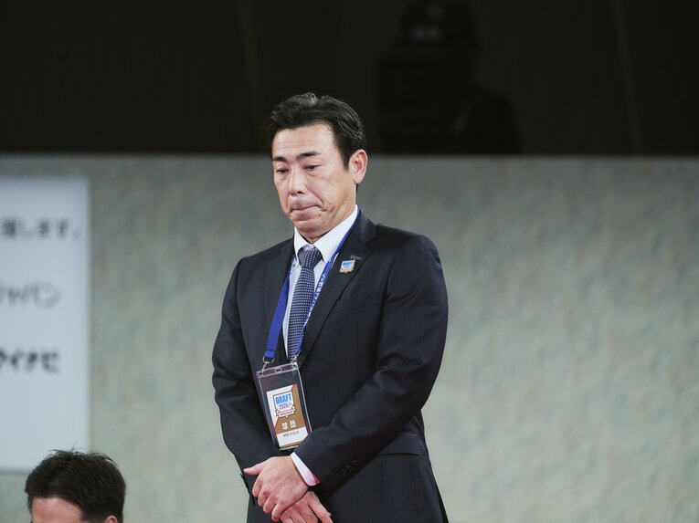 2026年のドラフト会議。緊張した面持ちで抽選に臨む中日の荒木雅博本部長補佐　©Yuki Suenaga