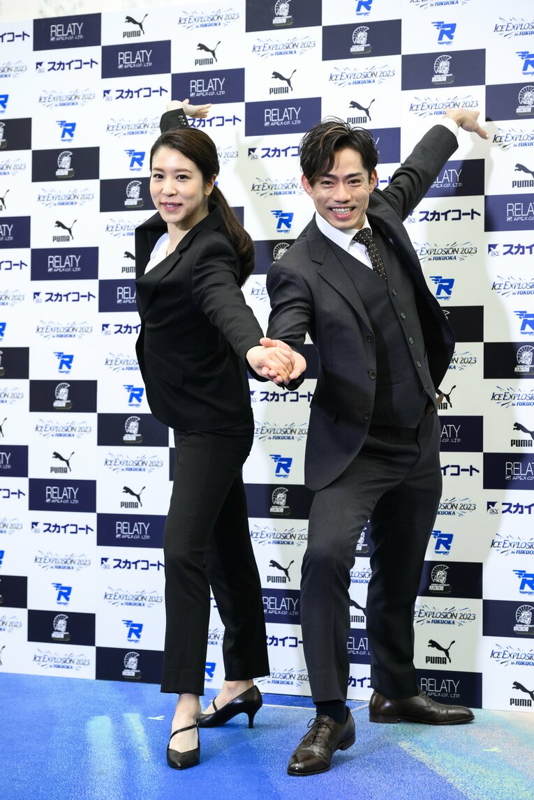 ポーズをとる2人　©Asami Enomoto