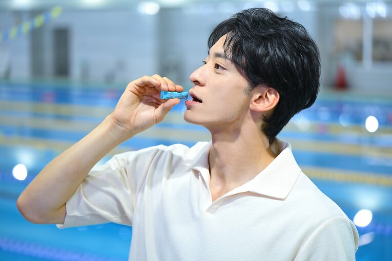 水なしでどこでも飲める『龍角散ダイレクトスティック　ミント（第3類医薬品）』
※服用の際は、説明文書をよく読み、用法・用量を守って正しくお使いください。