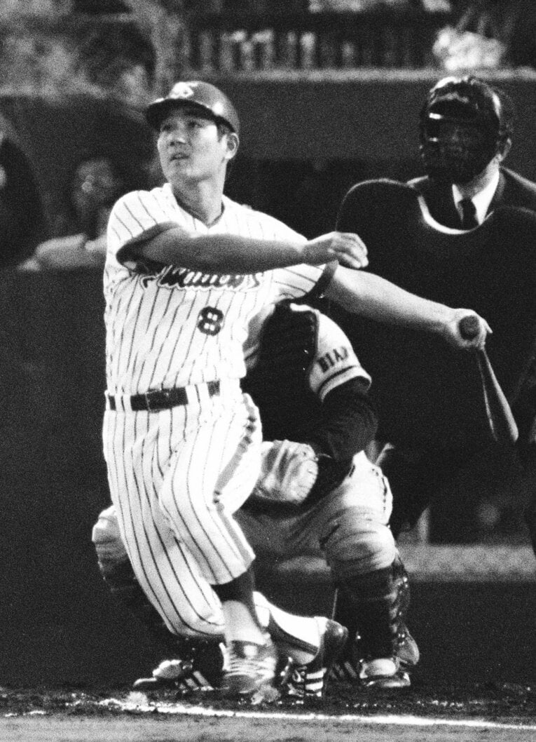 さまざまなバットを使い分け、史上初めて両リーグで1000安打を記録した大杉勝男　©KYODO