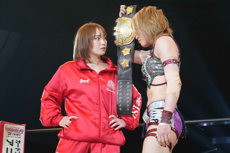 IWGP女子の新チャンピオンになった朱里に対決を迫るSareee。4月27日、横浜アリーナ　©Essei Hara