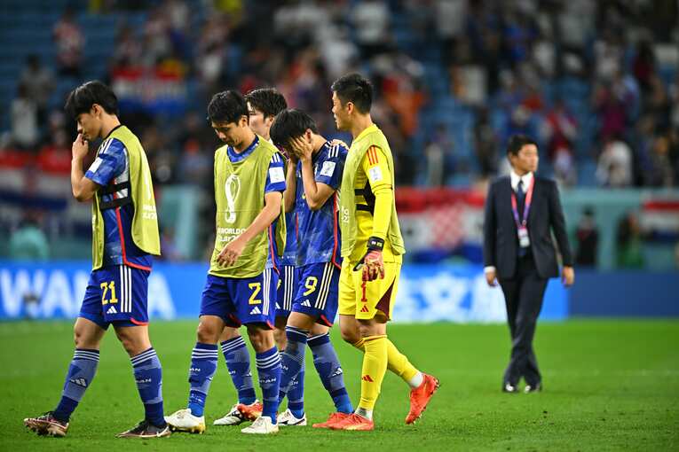 クロアチア戦後、選手たちをなぐさめ、自身も涙する川島　©Takuya Kaneko／JMPA