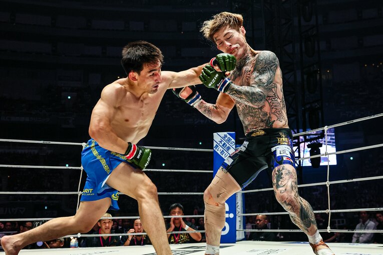 1ラウンド、ダウトベックの左パンチが平本の顔面を捉えた瞬間　©RIZIN FF Susumu Nagao